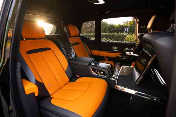 Аренда Rolls Royce Cullinan с черным значком в Дубае