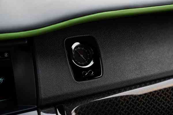 Аренда Rolls Royce Cullinan с черным значком в Дубае