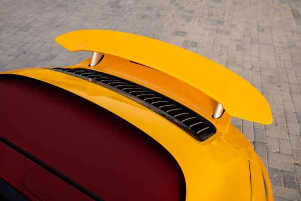 Желтый Porsche 911 Turbo S доступен в аренду в Дубае