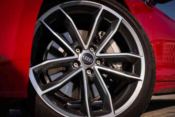 Аренда красного кабриолета Audi A5 в Дубае