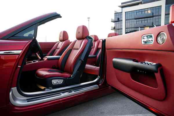 Роскошный Rolls Royce Dawn доступен в аренду в Дубае