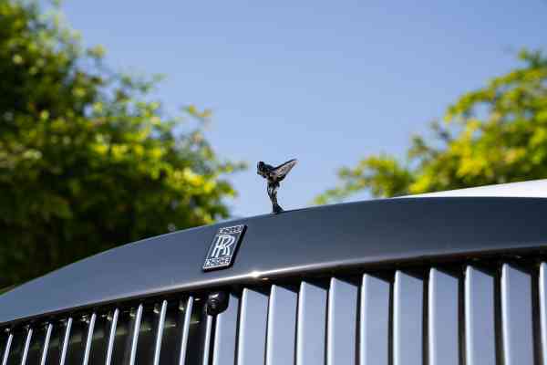 Арендуйте белый RR Spectre Black Badge с оранжевым салоном в Дубае.