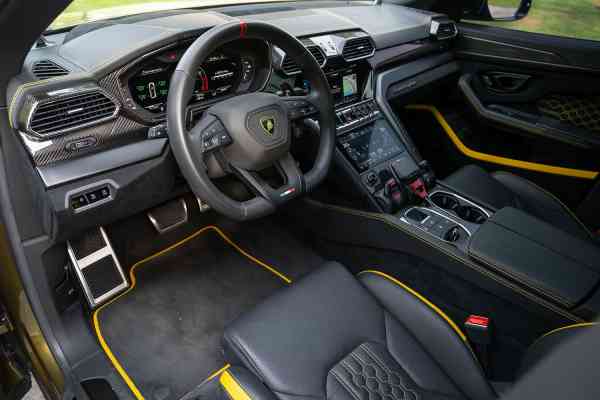 Lamborghini Urus Perfomante можно арендовать в Дубае