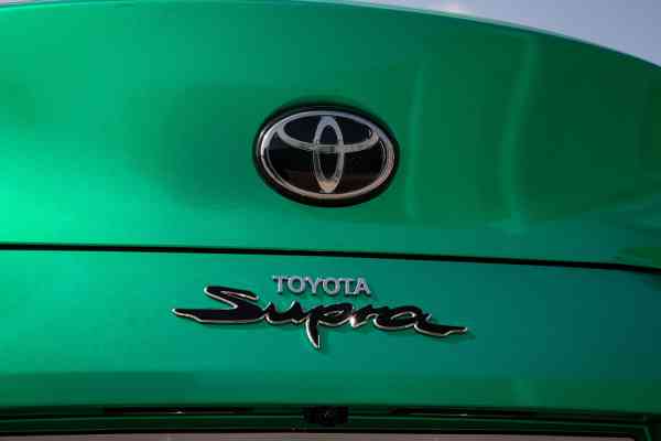 Зелёный автомобиль Toyota Supra доступен для аренды в Дубае.