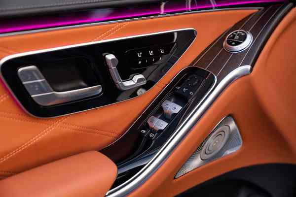 Роскошный Mercedes-Benz Maybach S680 2023 года доступен в аренду в Дубае