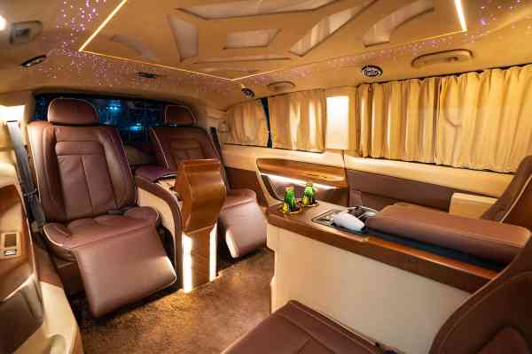 Роскошный 4-местный Mercedes-Benz V250 Maybach доступен в аренду в Дубае