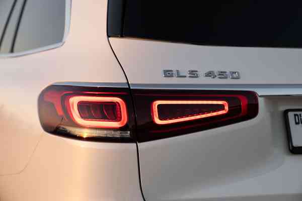 Белый 7-местный Mercedes-Benz GLS450 доступен в аренду в Дубае