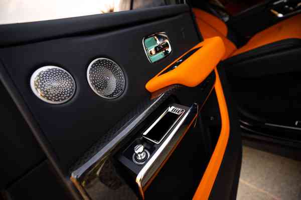 Аренда Rolls Royce Cullinan с черным значком в Дубае