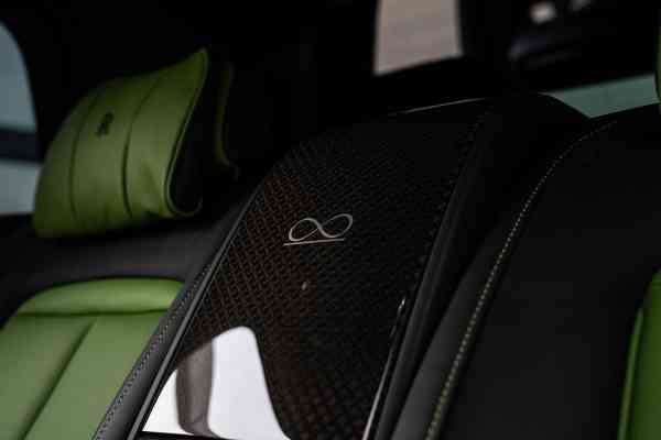 Аренда Rolls Royce Cullinan с черным значком в Дубае