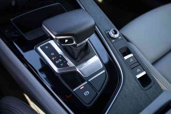 Аренда красного кабриолета Audi A5 в Дубае