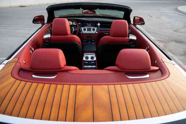 Роскошный Rolls Royce Dawn доступен в аренду в Дубае