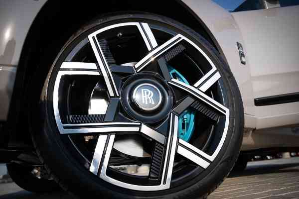 Аренда Rolls Royce Cullinan Black Badge в Дубае