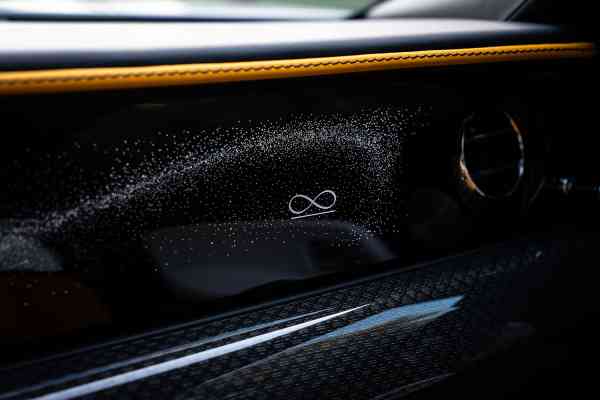 Арендуйте белый RR Spectre Black Badge с оранжевым салоном в Дубае.