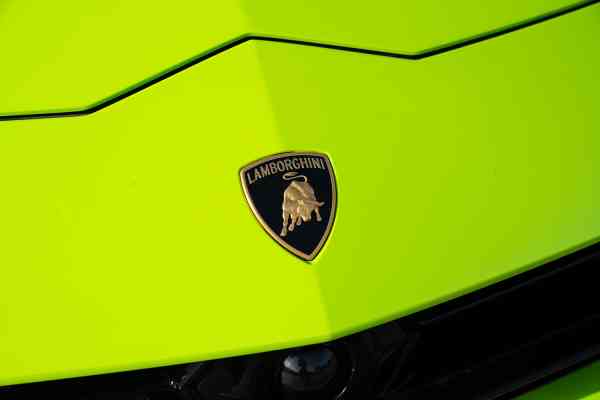 rent Lamborghini Urus in Dubai