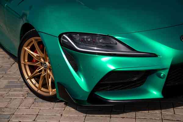 Зелёный автомобиль Toyota Supra доступен для аренды в Дубае.