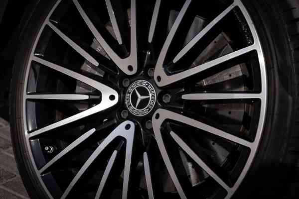 hire Mercedes-Benz S-Class in Dubai