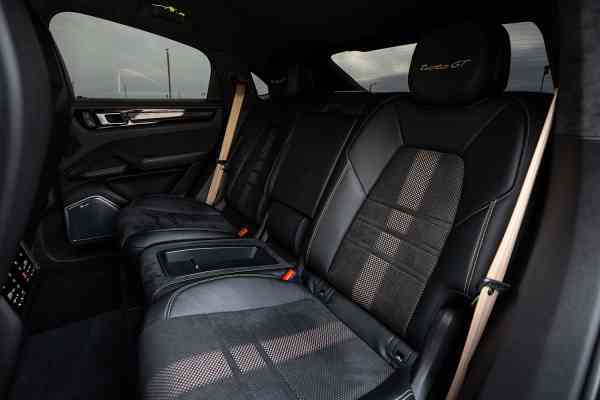 Аренда серебристого Porsche Turbo GT в Дубае