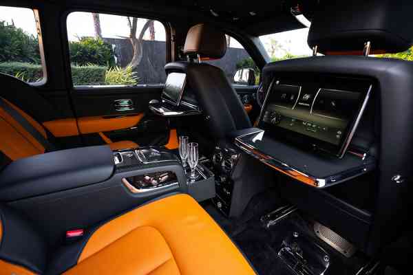 Аренда Rolls Royce Cullinan с черным значком в Дубае