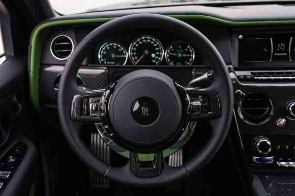 Аренда Rolls Royce Cullinan с черным значком в Дубае