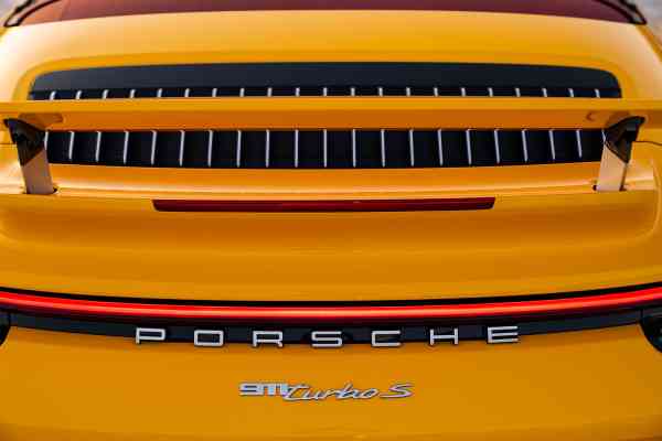 Желтый Porsche 911 Turbo S доступен в аренду в Дубае