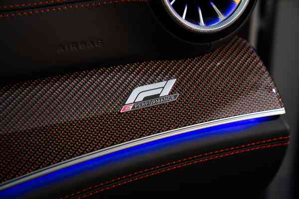 Арендуйте уникальный Mercedes-Benz AMG GT 63 F1 Performance в Дубае