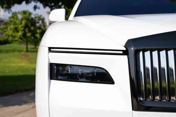 Арендуйте белый RR Spectre Black Badge с оранжевым салоном в Дубае.