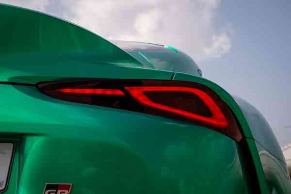 Зелёный автомобиль Toyota Supra доступен для аренды в Дубае.