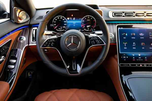 Роскошный Mercedes-Benz Maybach S680 2023 года доступен в аренду в Дубае