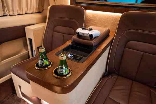 Роскошный 4-местный Mercedes-Benz V250 Maybach доступен в аренду в Дубае