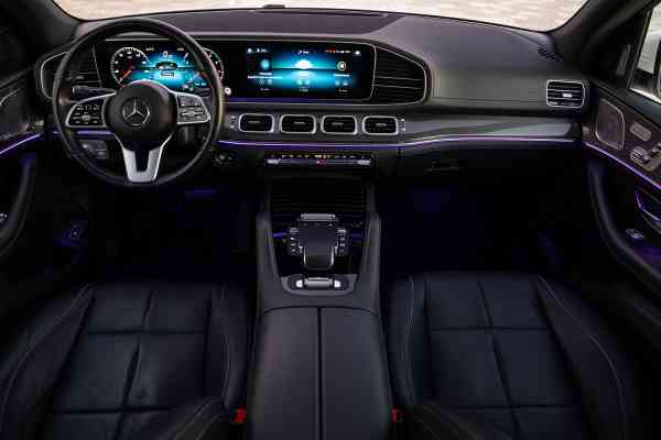 Белый 7-местный Mercedes-Benz GLS450 доступен в аренду в Дубае