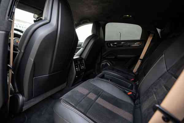 Аренда серебристого Porsche Turbo GT в Дубае