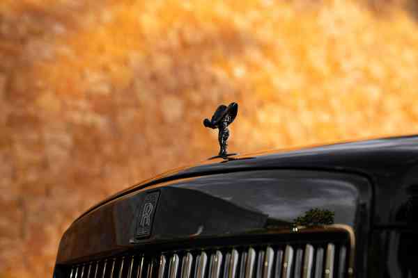 Аренда Rolls Royce Cullinan с черным значком в Дубае