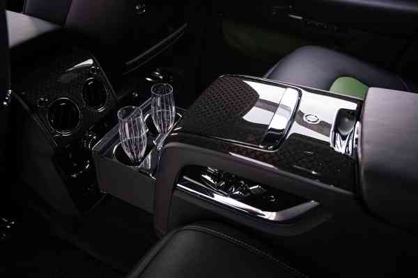 Аренда Rolls Royce Cullinan с черным значком в Дубае