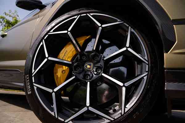 Lamborghini Urus Perfomante можно арендовать в Дубае