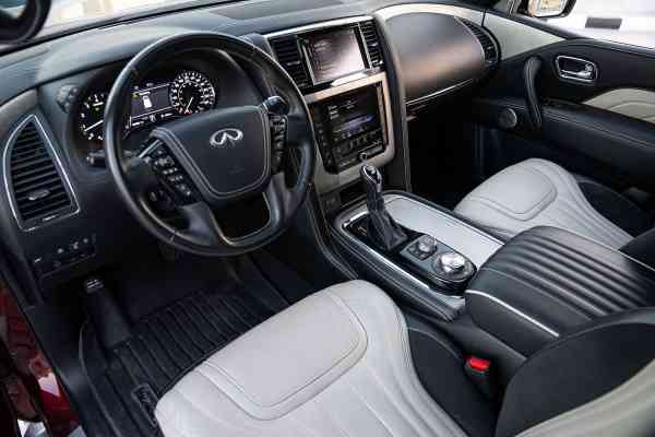 Семейный 7-местный Infiniti QX80 доступен в аренду в Дубае