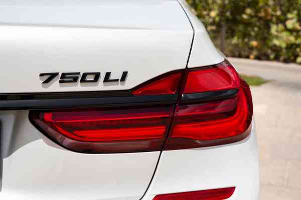 Rent White BMW 7 Series 2019 model, REF-111 in Dubai