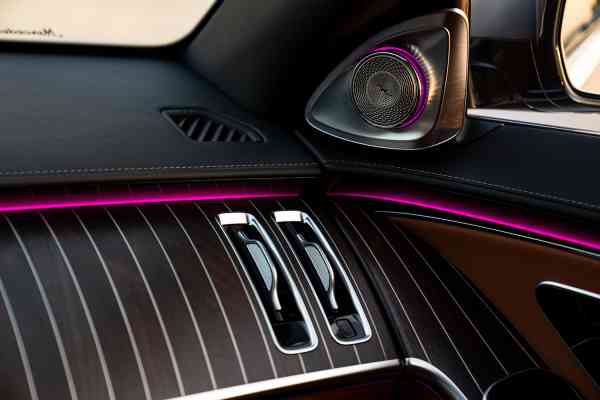 Роскошный Mercedes-Benz Maybach S680 2023 года доступен в аренду в Дубае