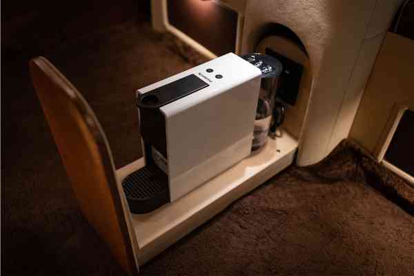 Роскошный 4-местный Mercedes-Benz V250 Maybach доступен в аренду в Дубае