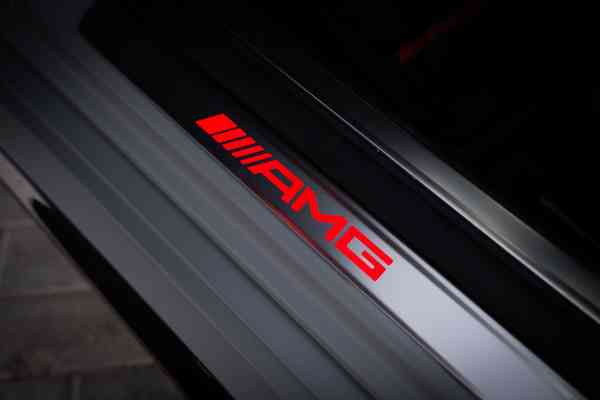 Арендовать уникальный Mercedes-Benz S63 Edition 1 в Дубае