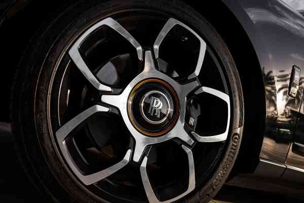 Аренда Rolls Royce Cullinan с черным значком в Дубае