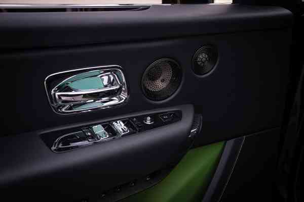 Аренда Rolls Royce Cullinan с черным значком в Дубае