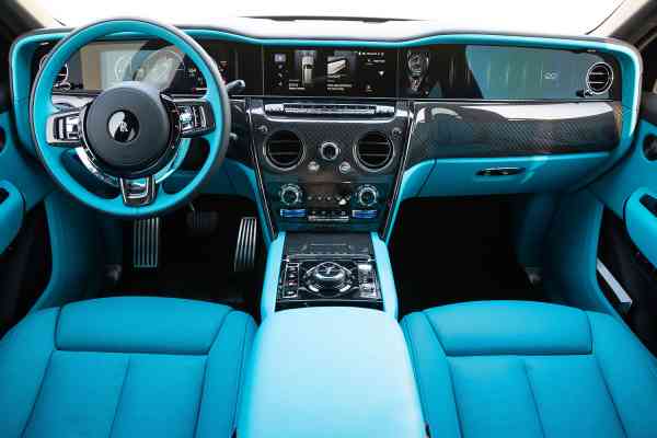 Аренда Rolls Royce Cullinan Black Badge в Дубае