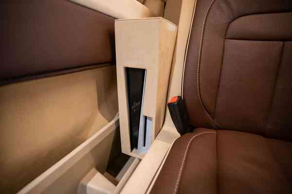 Роскошный 4-местный Mercedes-Benz V250 Maybach доступен в аренду в Дубае