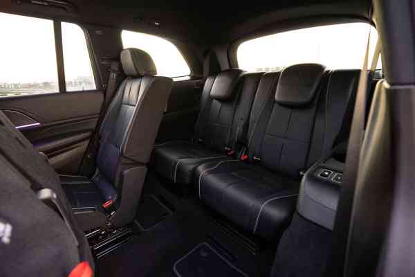 Белый 7-местный Mercedes-Benz GLS450 доступен в аренду в Дубае