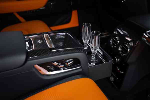 Аренда Rolls Royce Cullinan с черным значком в Дубае