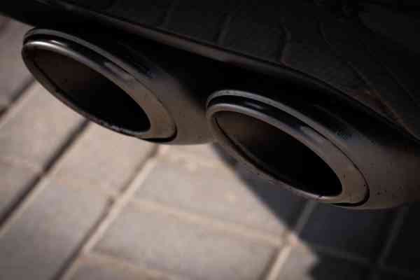 Уникальный темно-серый с коричневым салоном Lamborghini Urus доступен в аренду в Дубае