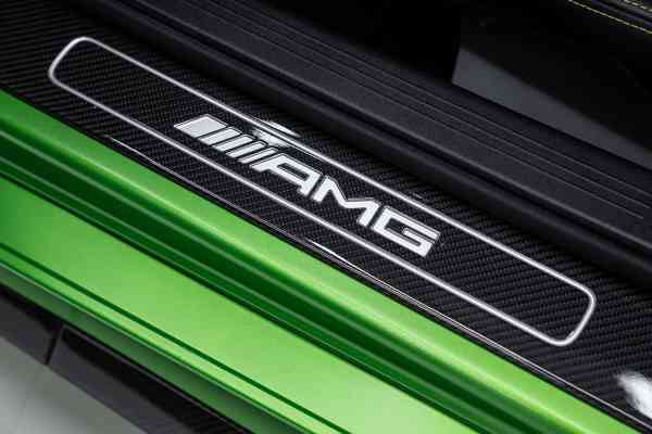 Зеленый Mercedes-Benz AMG GTR доступен в аренду в Дубае