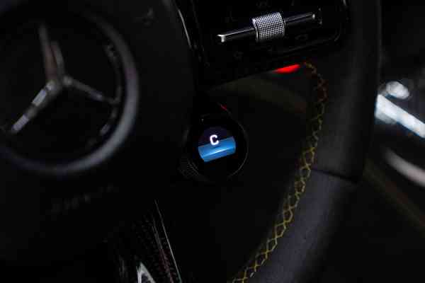 Зеленый Mercedes-Benz AMG GTR доступен в аренду в Дубае