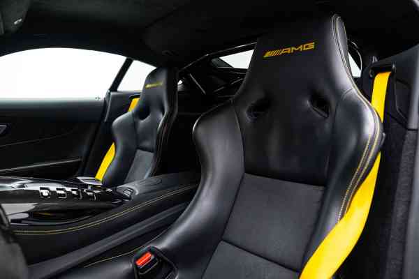 Зеленый Mercedes-Benz AMG GTR доступен в аренду в Дубае