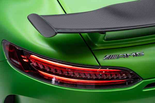 Зеленый Mercedes-Benz AMG GTR доступен в аренду в Дубае